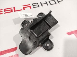 Кронштейн крепления ручки Tesla Model S 1 поколение 2015, 1008413-00-C