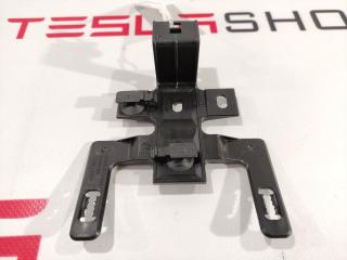 Кронштейн крепления разъема электропроводка приборной панели Tesla Model S 1 поколение [рестайлинг] 2018, 1004423-00-S, 1053259-00-B