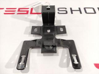 Кронштейн крепления разъема электропроводка приборной панели Tesla Model S 1 поколение [рестайлинг] 2018, 1004423-00-S, 1053259-00-B