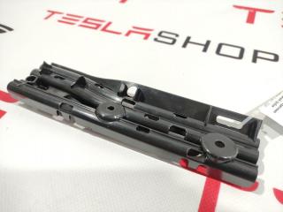 Кронштейн крепления дренажной трубки панорамной крыши Tesla Model S 1 поколение [рестайлинг] 2018, 1008371-00-E