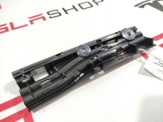 Кронштейн крепления дренажной трубки панорамной крыши Tesla Model S 1 поколение [рестайлинг] 2018, 1008372-00-E