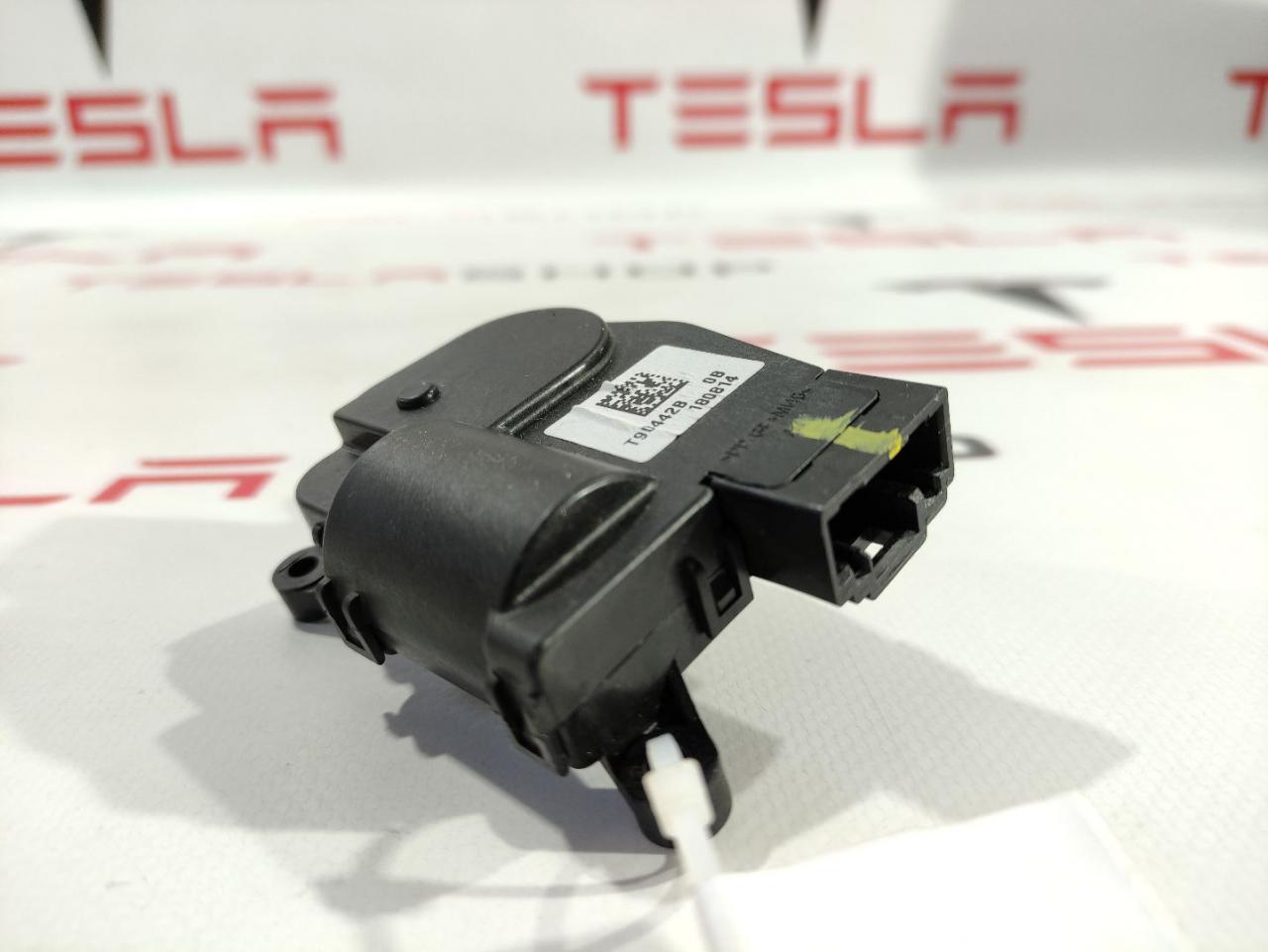 Сервопривод печки салона (печки) Tesla Model 3 1 поколение (2017 - 2025), 1099999-00-H, T90442B - фото №1