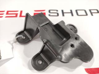 Кронштейн крепления ручки Tesla Model S 1 поколение 2015, 1008413-00-C