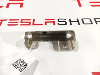 Кронштейн карты (обшивки) двери Tesla Model S 1 поколение 2015, 1003139-00-B