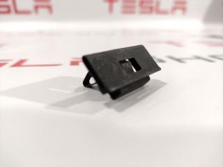 Клипса крепления уплотнителя внутреннего стекла двери Tesla Model S 1 поколение 2015, 1005783-00-B