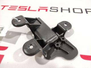 Кронштейн крепления ручки Tesla Model S 1 поколение 2015, 1008404-00-C