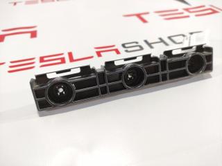 Кронштейн крепления накладки порога рокерной панели Tesla Model S 1 поколение 2015, 1003691-00-A