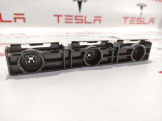 Кронштейн крепления накладки порога рокерной панели Tesla Model S 1 поколение 2015, 1003691-00-A