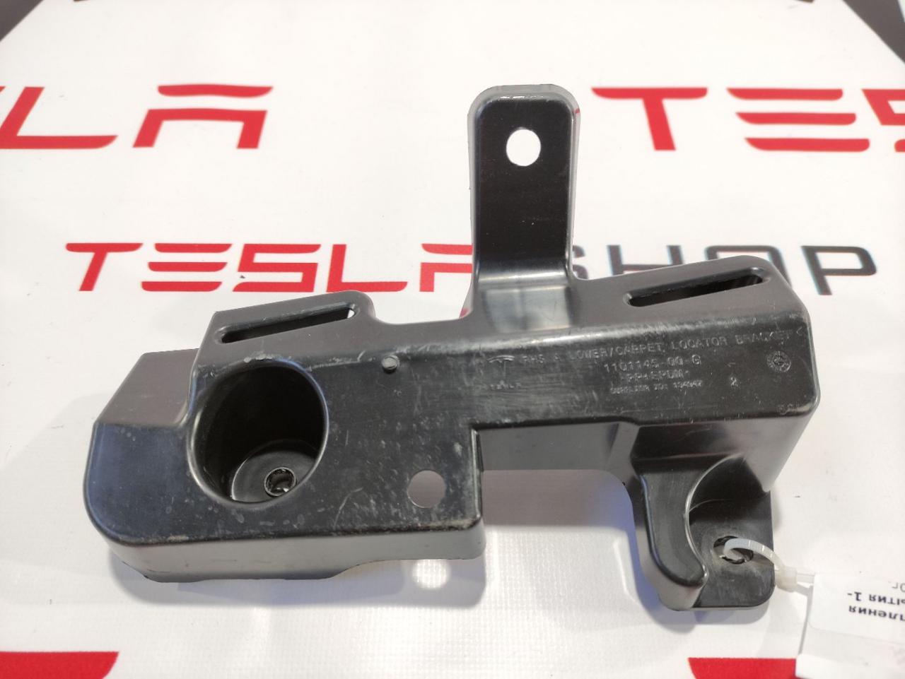Кронштейн крепления коврового покрытия 1-го ряда сидений Tesla Model 3 1 поколение 2020, 1101145-00-G - фото №1