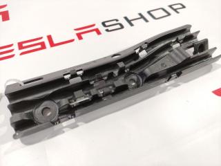 Кронштейн крепления дренажной трубки панорамной крыши Tesla Model S 1 поколение 2015, 1008371-00-E