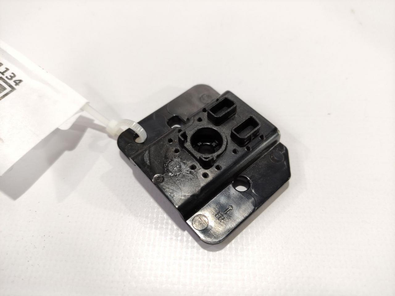 Кронштейн крепления козырька солнцезащитного Tesla Model 3 1 поколение 2020, 1090081-00-E - фото №1