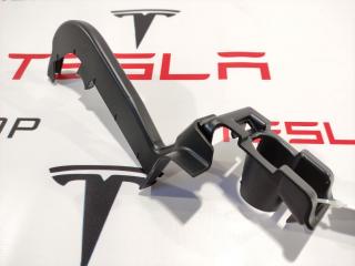 Кронштейн (крепление) коврового покрытия багажника Tesla Model X 1 поколение 2016, 1066955-00-D