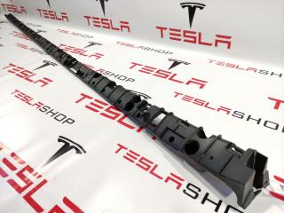 Кронштейн крепления накладки порога рокерной панели Tesla Model X 1 поколение 2016, 1046690-00-B