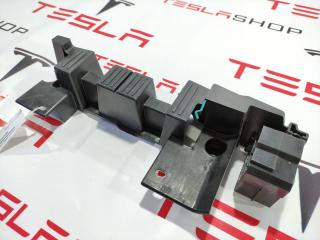 Кронштейн внешний сидений 2-го ряда Tesla Model X 1 поколение 2016, 1059715-00-D, 1061415-00-B