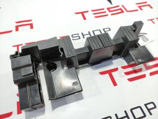 Кронштейн внешний сидений 2-го ряда Tesla Model X 1 поколение 2016, 1060170-00-D, 1061154-00-B