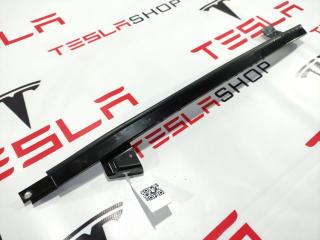 направляющая стеклоподъемника переднего Tesla Model X 1 поколение (2015 - 2021), 1028822-00-J