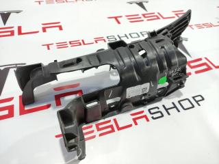 Кронштейн накладки, подъемной задней двери Tesla Model X 1 поколение 2016, 1055012-04-D