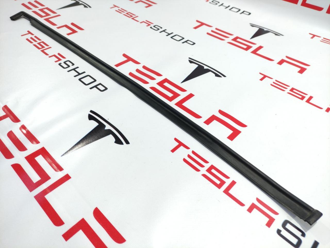 Уплотнитель подъемной задней двери Tesla Model X 1 поколение 2016, 1069003-00-C - фото №1
