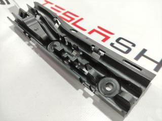 Кронштейн крепления дренажной трубки панорамной крыши Tesla Model S 1 поколение 2016, 1008372-00-E