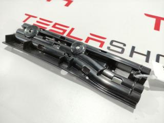 Кронштейн крепления дренажной трубки панорамной крыши Tesla Model S 1 поколение 2016, 1008371-00-E