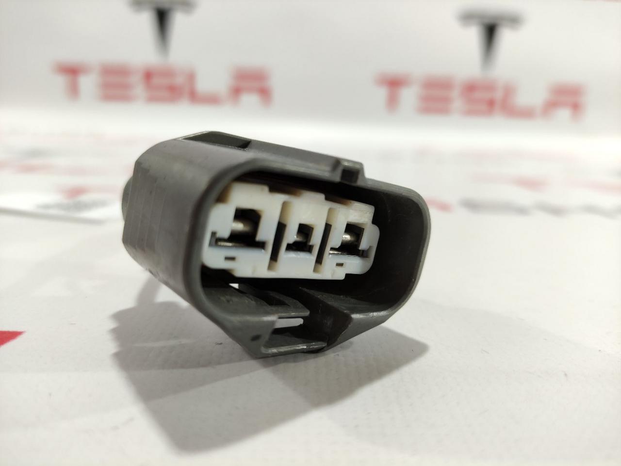 разъем (фишка) проводки Tesla Model S 1 поколение 2014, 1009096-00-G - фото №1