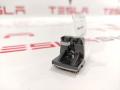 Крепление кнопки открытия крышки багажника Tesla Model S 1 поколение [рестайлинг] 2020, 1013417-00-B - фото №2