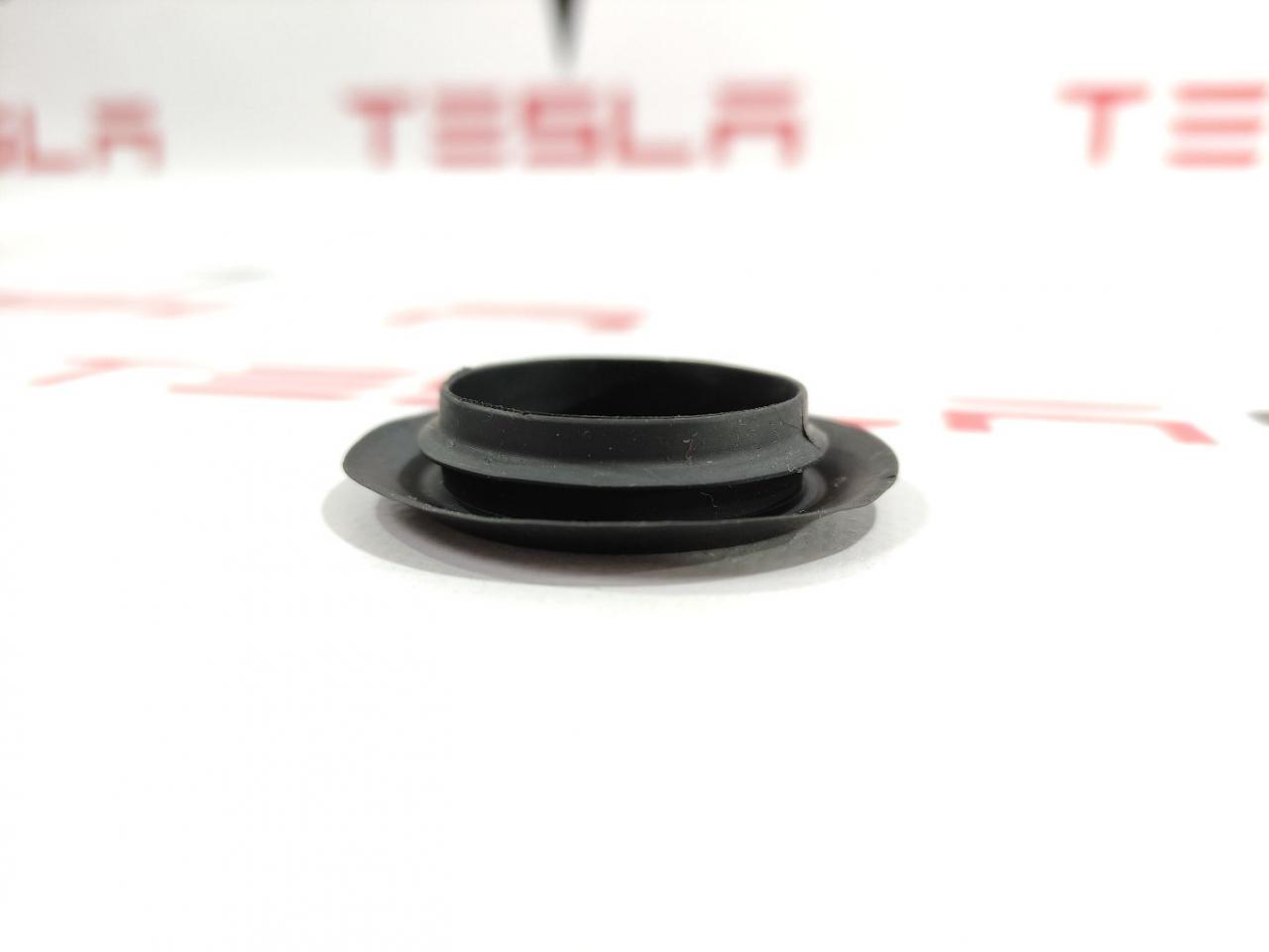 Заглушка резиновая передней двери (диаметр 36 мм) Tesla Model 3 1 поколение 2019, 1127883-00-C - фото №1