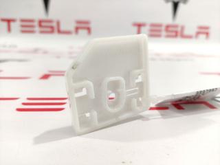 Кронштейн крепления солнцезащитного козырька Tesla Model S 1 поколение 2012, 1050619-07-A, 1013831-00-E