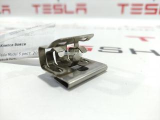 Клипса бокса Tesla Model S 1 поколение [рестайлинг] 2018, 1009509-00-B