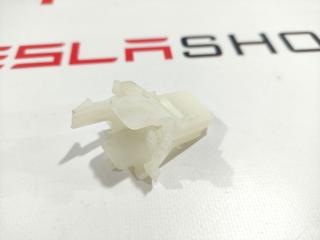 Защелка сидений 2-го ряда Tesla Model 3 1 поколение 2020, 1111033-00-E