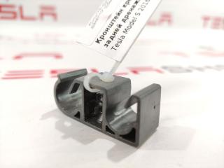 Кронштейн крепления задней дренажной трубки Tesla Model S 1 поколение 2016, 1013843-00-A