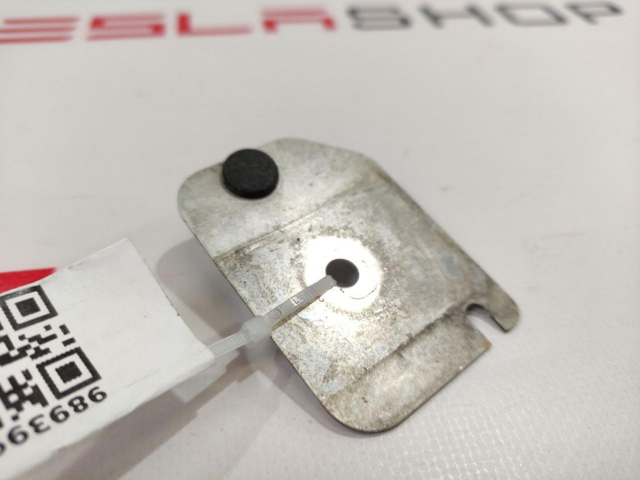 Кронштейн изолятора вторичной задвижки крышки Tesla Model S 1 поколение 2015, 1011693-00-A - фото №1