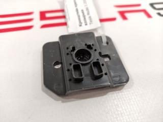 Кронштейн крепления козырька солнцезащитного Tesla Model 3 1 поколение 2019, 1090081-00-E