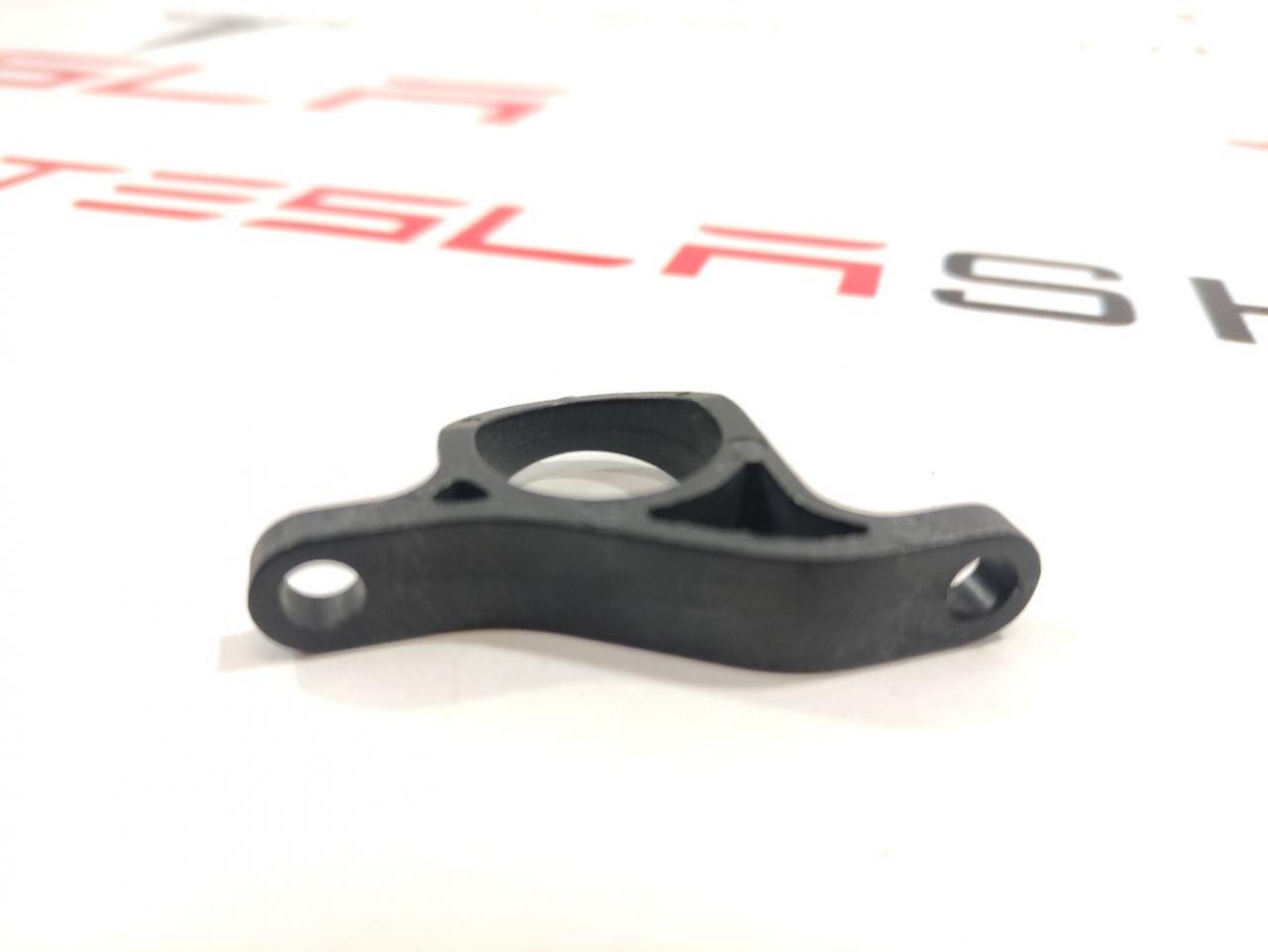 Кронштейн крепления вентилятора кондиционера Tesla Model S 1 поколение 2015, 1006201-00-B - фото №1