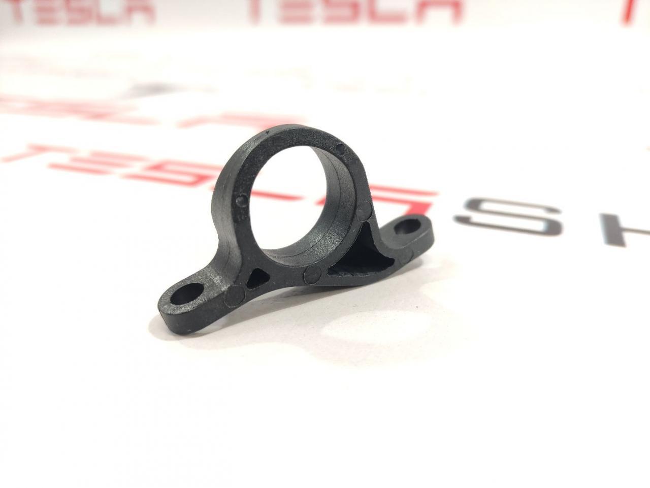 Кронштейн крепления вентилятора кондиционера Tesla Model S 1 поколение 2015, 1006201-00-B - фото №1