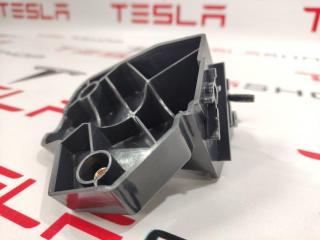 Кронштейн крепления передней внутренней решетки Tesla Model S 1 поколение [рестайлинг] 2020, 1061331-00-B