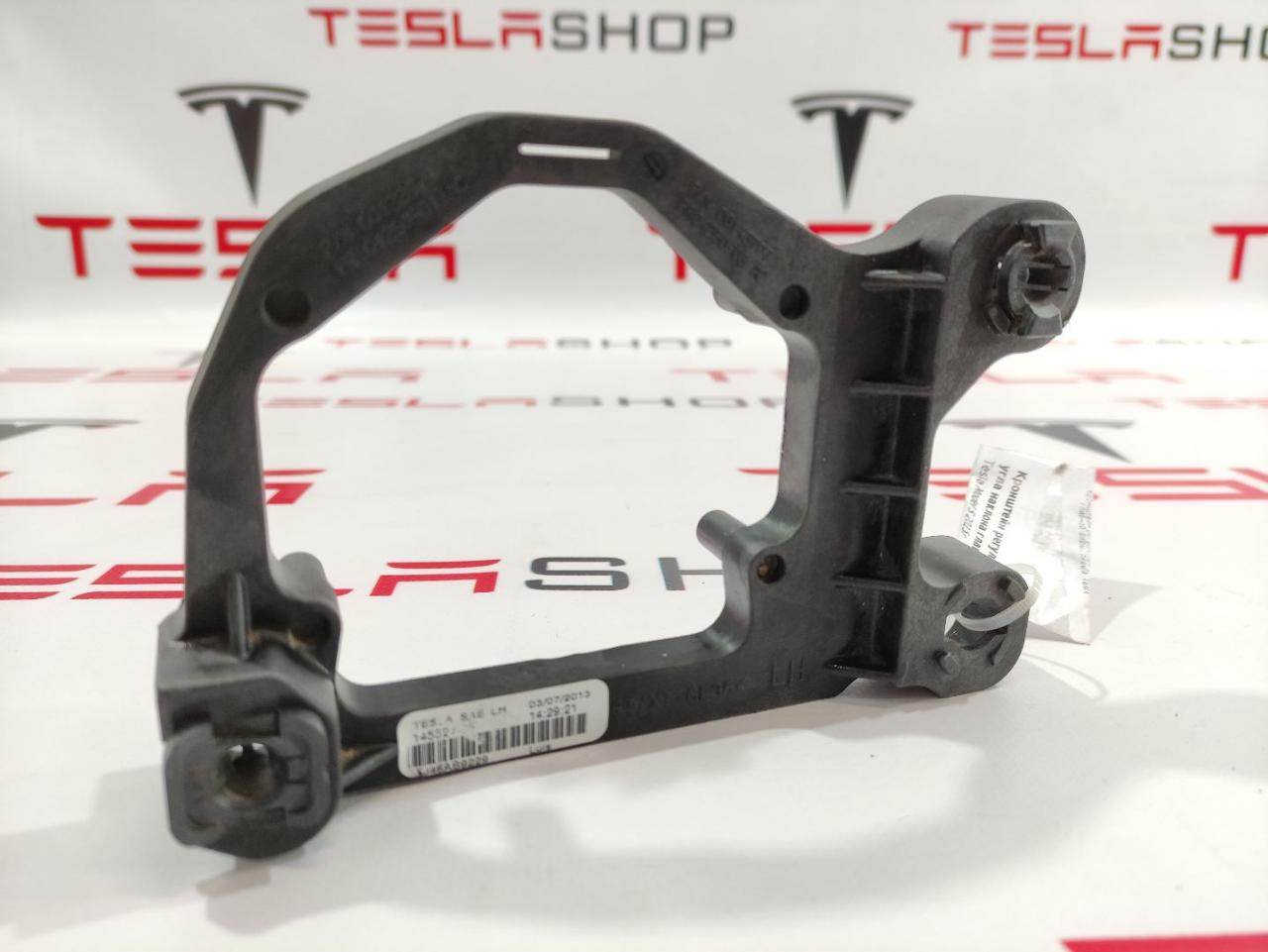 Кронштейн регулятора угла наклона главной фары Tesla Model S 1 поколение 2015 - фото №1