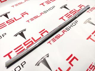 молдинг двери передней левой Tesla Model S 1 поколение 2015, 1095786-00-C
