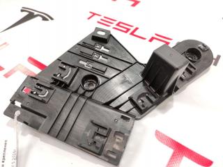Кронштейн крепления разъема электропроводки приборной панели Tesla Model S 1 поколение 2016, 3004423-00-A, 1052325-00-B