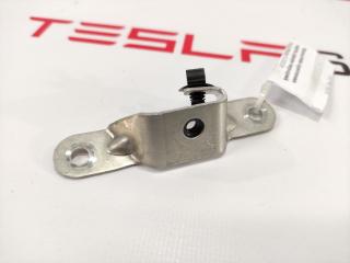 Кронштейн крепления обшивки двери Tesla Model S 1 поколение 2015, 1003541-00-A