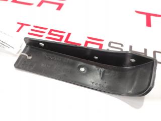 кронштейн крепления подкрылка заднего правого Tesla Model S 1 поколение 2015, 1016324-00-C