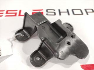 Кронштейн крепления ручки Tesla Model S 1 поколение 2016, 1008413-00-C