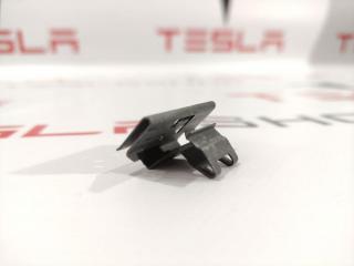 Клипса крепления уплотнителя внутреннего стекла двери Tesla Model S 1 поколение 2016, 1005783-00-B