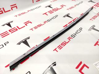 молдинг двери задней левой Tesla Model S 1 поколение 2016, 1095789-00-C