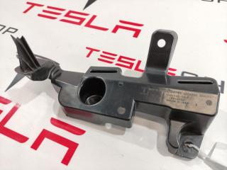 Кронштейн крепления коврового покрытия 1-го ряда сидений Tesla Model 3 1 поколение 2018, 1101145-00-G