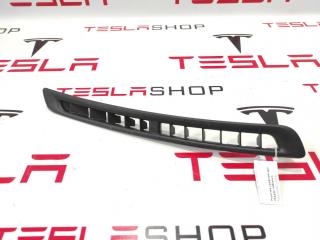 Решетка (дефлектор) обдува лобового стекла правая Tesla Model S 1 поколение 2016, 1023273-00-B