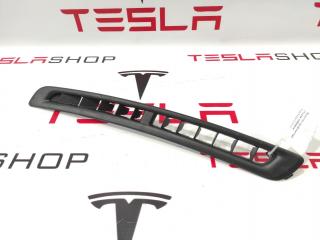 Решетка (дефлектор) обдува лобового стекла левая Tesla Model S 1 поколение 2016, 1023272-00-B