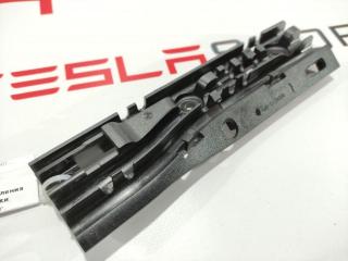 Кронштейн крепления дренажной трубки панорамной крыши Tesla Model S 1 поколение 2016, 1008371-00-E