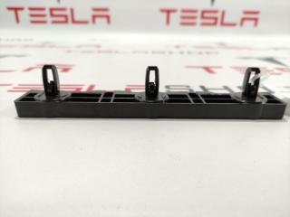 Кронштейн крепления накладки порога рокерной панели Tesla Model S 1 поколение 2016, 1003691-00-A