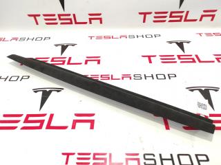 Накладка межсекционная подъемной задней двери Tesla Model X 1 поколение 2017, 1051556-04-B